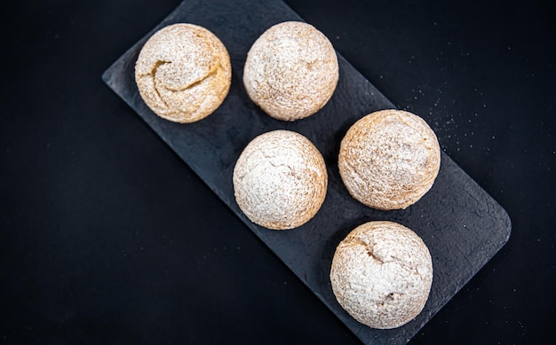 Gâteaux shu appétissants sur fond noir