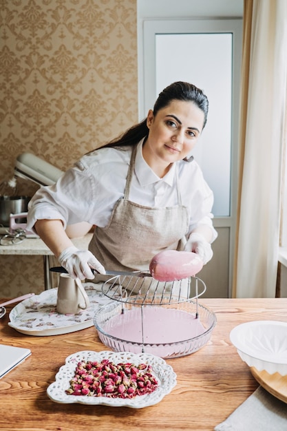 Gâteaux spécialisés pour les mariages, les anniversaires et les anniversaires Gâteaurs 3D conçus sur mesure Gâteraires sans gluten, végétaliens et alternatifs Gâtaires féminines Pâtissière boulangerie faire des gâteaux dans la cuisine Boulangerie