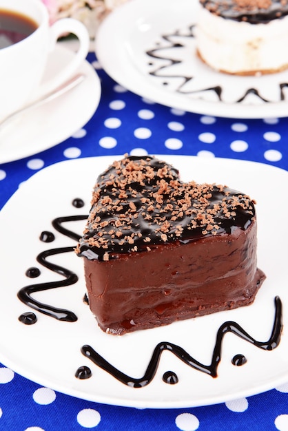 Gâteaux sucrés au chocolat sur plaque sur gros plan de table