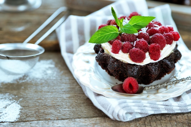 Gâteaux sucrés aux framboises sur fond de table en bois