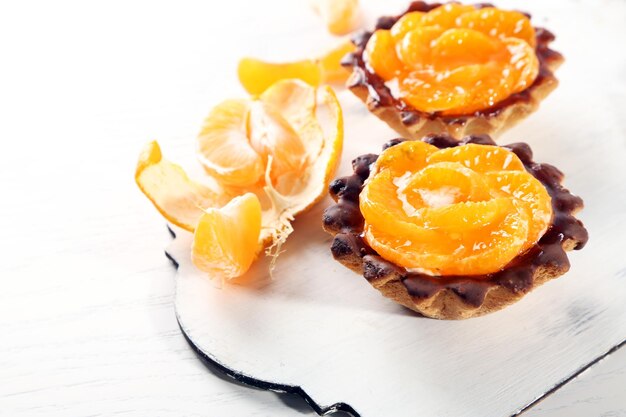 Gâteaux sucrés aux mandarines sur la table se bouchent