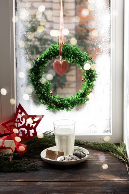 Gâterie pour le Père Noël, verre de lait avec biscuits au chocolat.