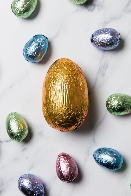 Gâteries au chocolat aux œufs de Pâques enveloppées dans une feuille de couleur brillante