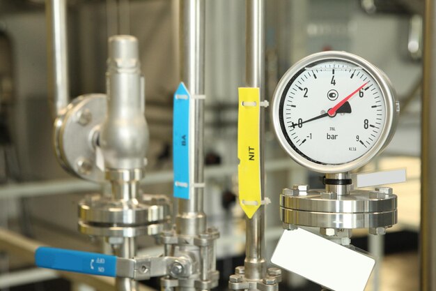 Gates tape des monomètres à l'usine pharmaceutique Ouvrir l'alimentation en médicament du réacteur Manomètres en production Réglage de l'alimentation en air et de la pression