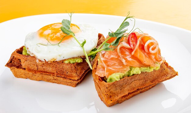 Gaufre américaine au saumon et œuf à la mousse d'avocat Petit-déjeuner sain