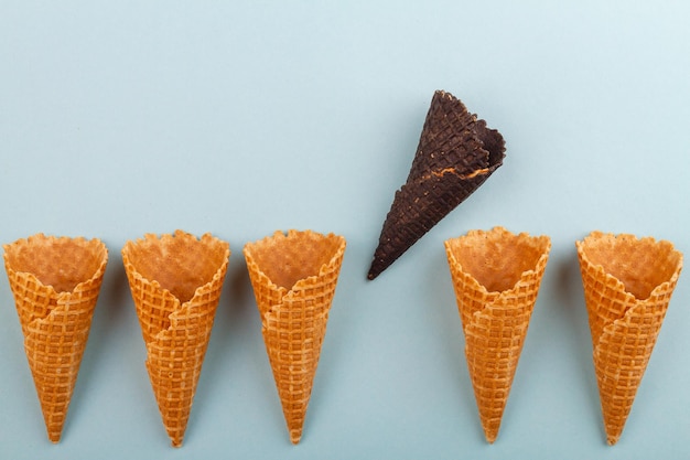 Photo la gaufre au cornet de crème glacée brune se démarque des autres