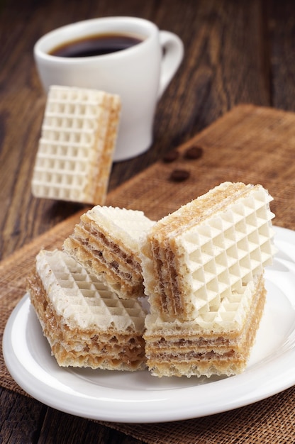 Gaufre au lait concentré caramélisé et tasse de café