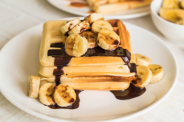 gaufre à la banane avec du chocolat