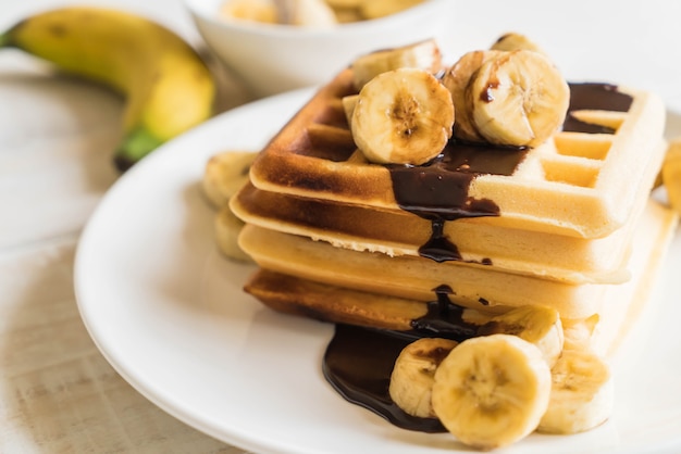 gaufre à la banane avec du chocolat