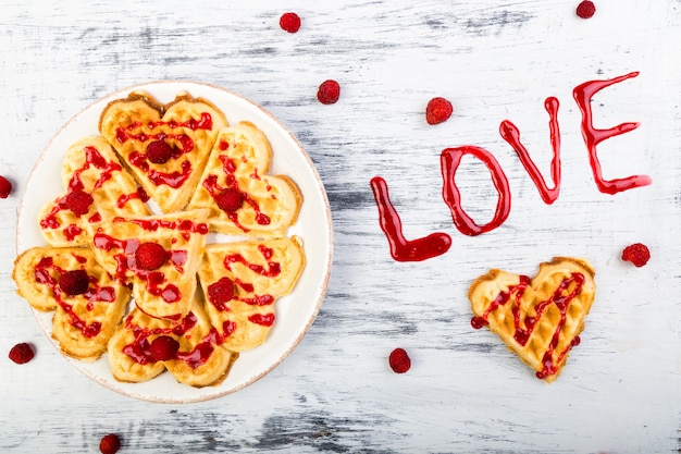 Gaufre belge en forme de coeur sur blanc