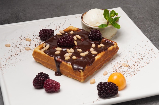 Gaufre belge avec glace au chocolat et mûres