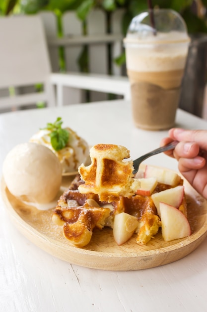 Gaufre de Belgique avec de la crème glacée.