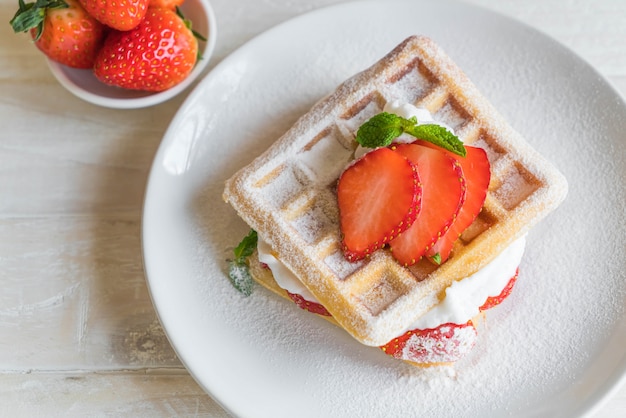 gaufre à la fraise sur bois