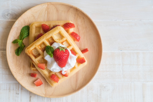 gaufre à la fraise sur bois