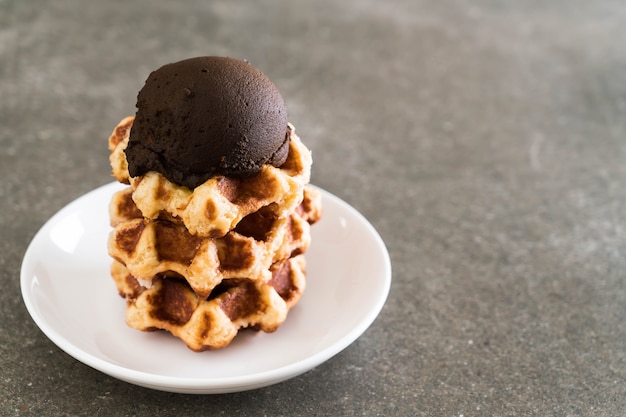 gaufre avec glace au chocolat