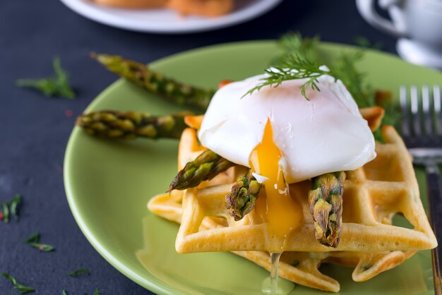 Gaufre grillée aux asperges bouillies vertes