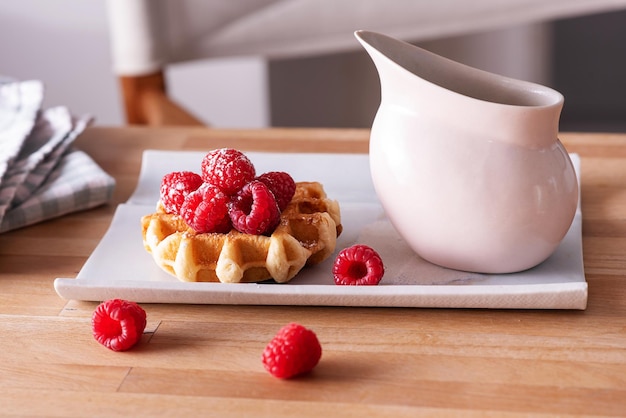 Gaufre maison aux framboises et au miel sur la table