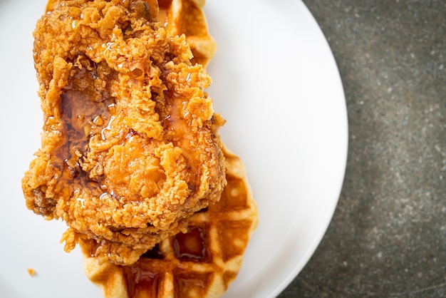 gaufre de poulet frit maison au miel ou sirop d'érable