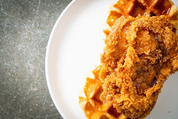 gaufre de poulet frit maison au miel ou sirop d'érable