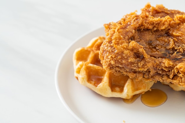 gaufre de poulet frit maison au miel ou sirop d'érable