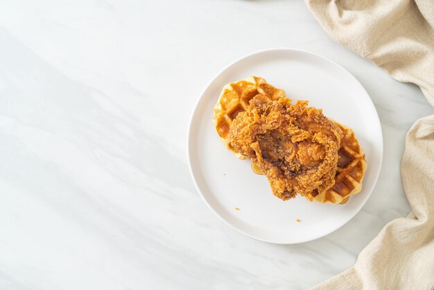 gaufre de poulet frit maison au miel ou sirop d'érable