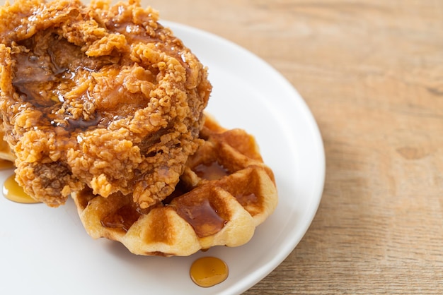 gaufre de poulet frit maison avec miel ou sirop d'érable