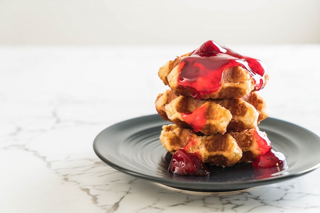 gaufre à la sauce aux fraises