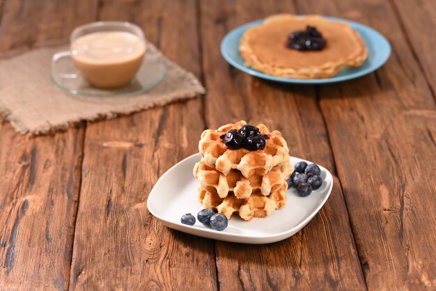 Gaufres appétissantes avec de la confiture pour le dessert