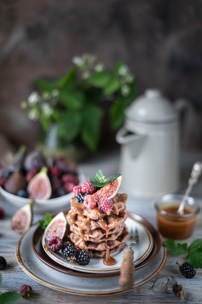 Gaufres Au Chocolat Avec Figues, Mûres, Framboises Et Sauce Caramel Sur Le Dessus Et Menthe