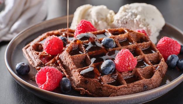 Gaufres au chocolat avec glace et baies