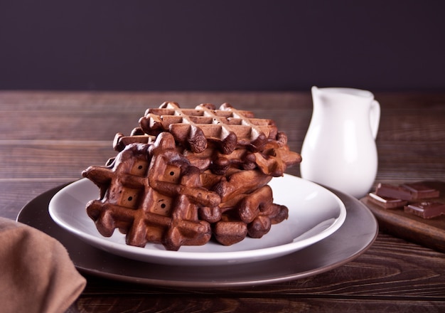 Gaufres au chocolat maison sur la table en bois.