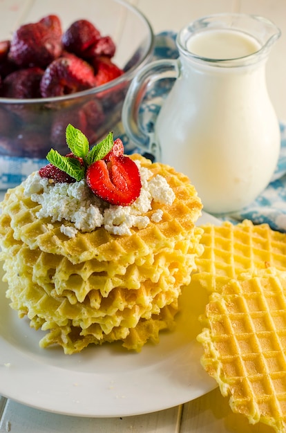 Gaufres au lait et ondulées avec fromage cottage et fraises