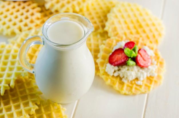 Gaufres au lait et ondulées avec fromage cottage et fraises