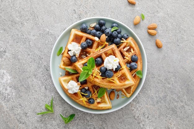 Gaufres aux amandes avec fromage ricotta aux noix et myrtilles fraîches petit déjeuner sain Gaufres aux baies