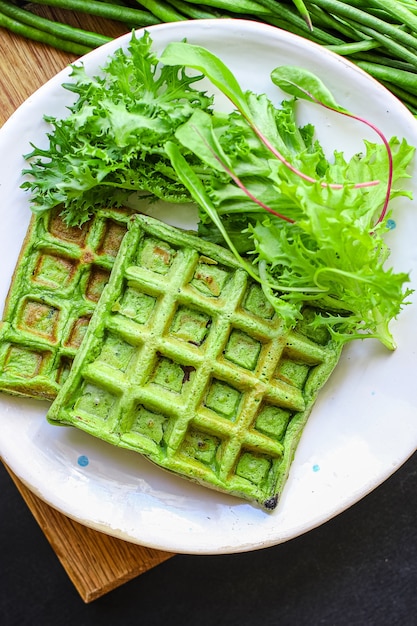 Gaufres aux épinards verts avec légumes verts et haricots