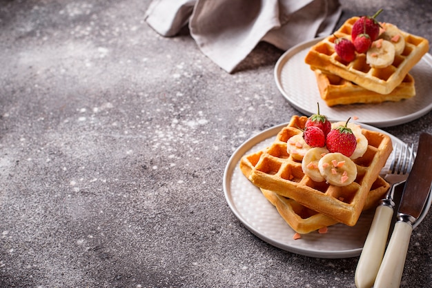 Gaufres aux fraises et à la banane