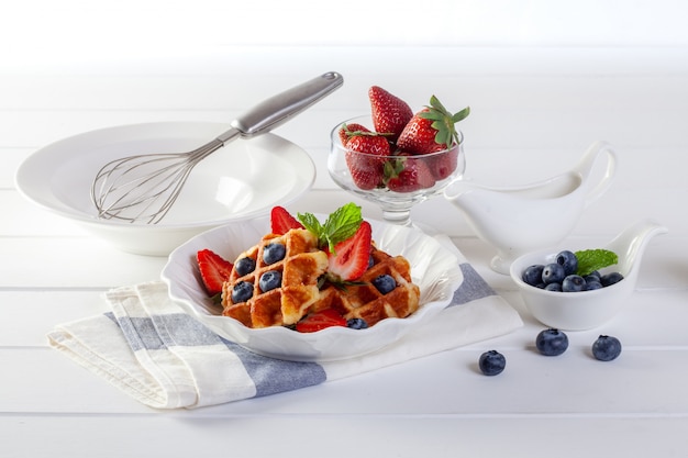 Gaufres aux fraises et myrtilles au miel pour le petit déjeuner