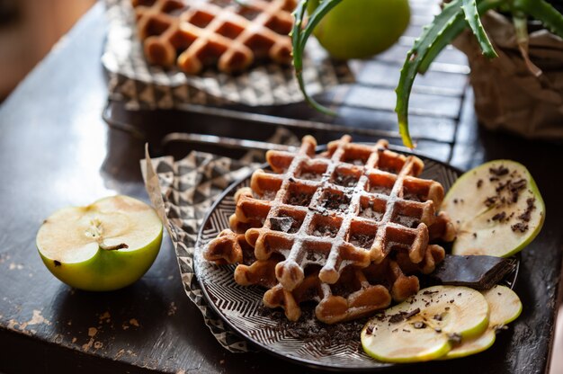 Gaufres belges sur une assiette de fruits