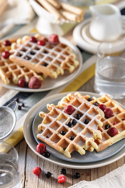 Gaufres belges sur une assiette de fruits