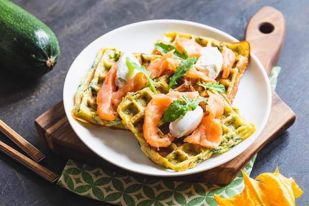 Gaufres belges aux courgettes et légumes verts avec fromage cottage et saumon salé