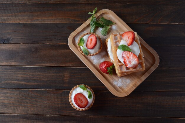 Gaufres belges aux fraises, crème fouettée et feuilles de menthe