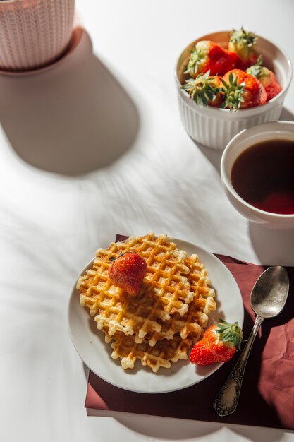 gaufres belges aux fraises sur fond blanc