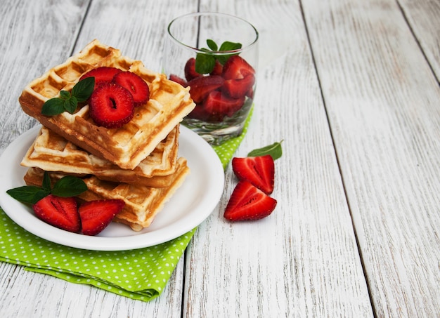 Gaufres belges aux fraises et à la menthe