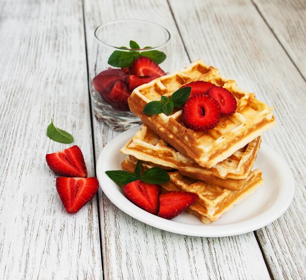 Gaufres belges aux fraises et à la menthe