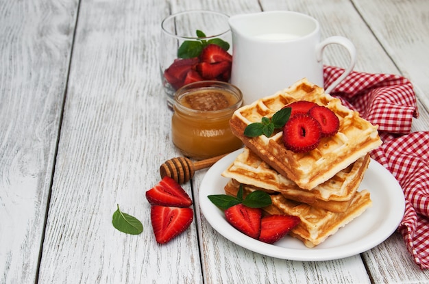 Gaufres belges aux fraises et à la menthe