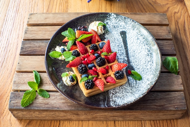 Gaufres belges aux fraises, myrtilles, mûres et sirop