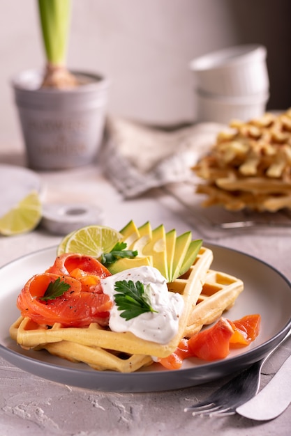 Gaufres belges à l'avocat et au saumon pour le petit déjeuner