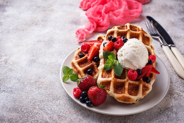 Gaufres belges avec baies et glace