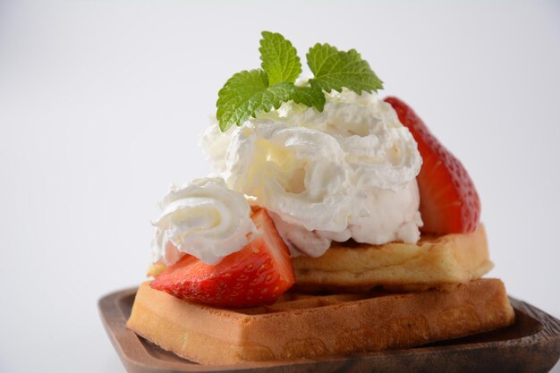 Gaufres belges avec crème fouettée aux fraises et feuilles de menthe Concept de dessert savoureux