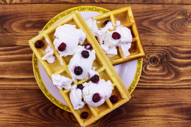 Gaufres belges avec crème glacée et mûres sur table en bois